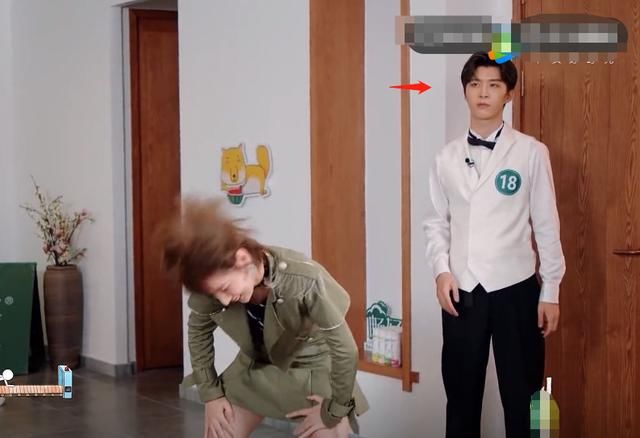  节目|赵粤穿短裙做地面动作，细看范丞丞的眼神变化，素质如何一眼看出