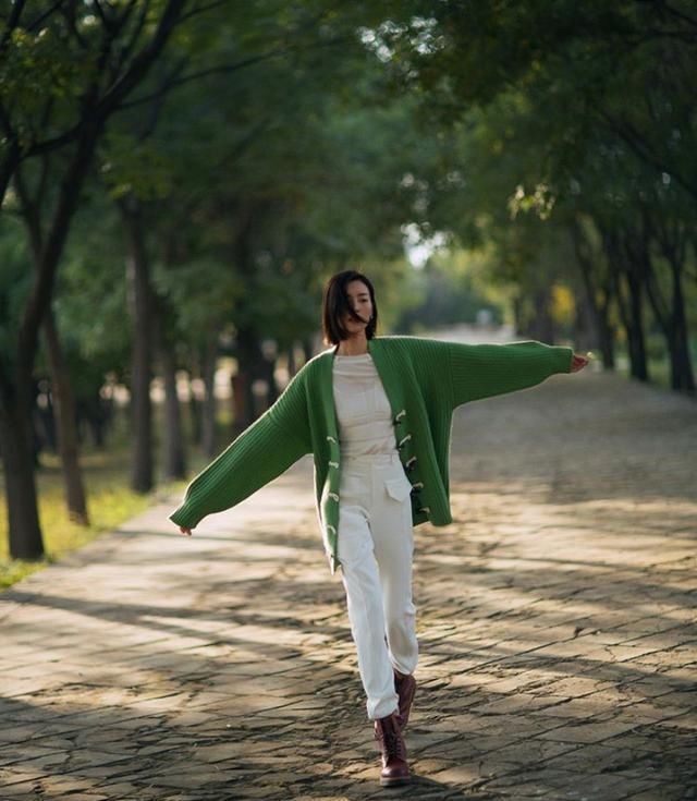 用它搭配上|初秋必备的“针织衫”，这样搭配起来，时髦气质到不行