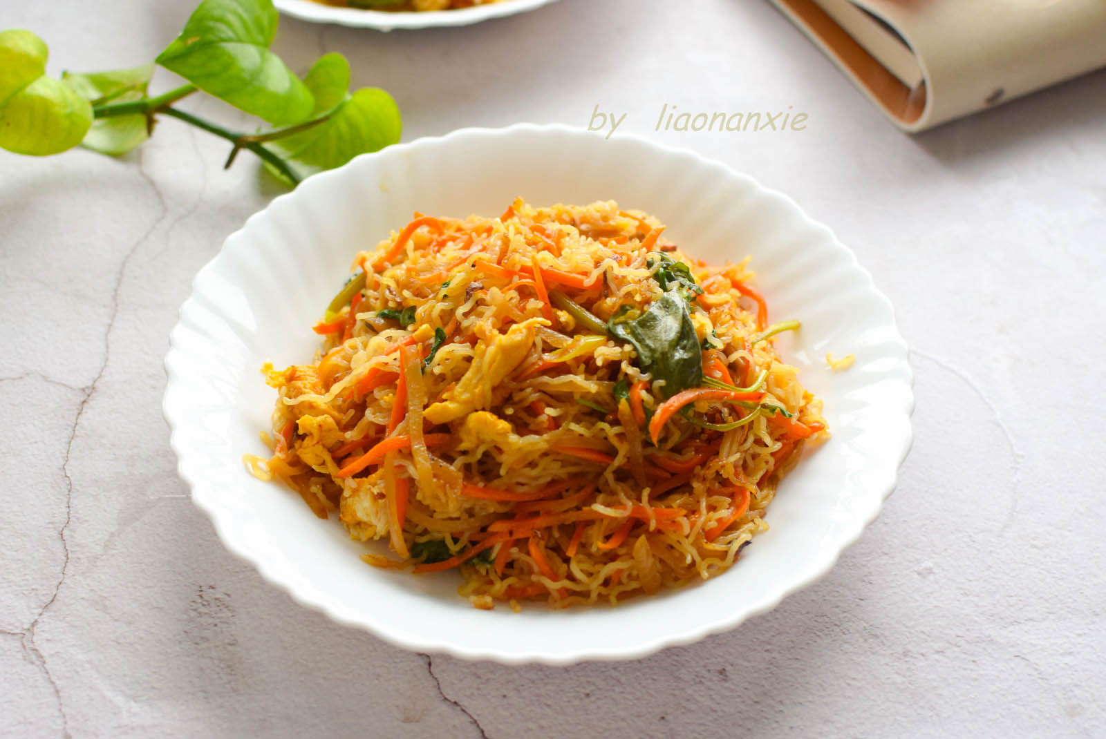  炒有|夏季早餐我从不出去吃，鸡蛋加米粉，简单一炒有饭也有菜