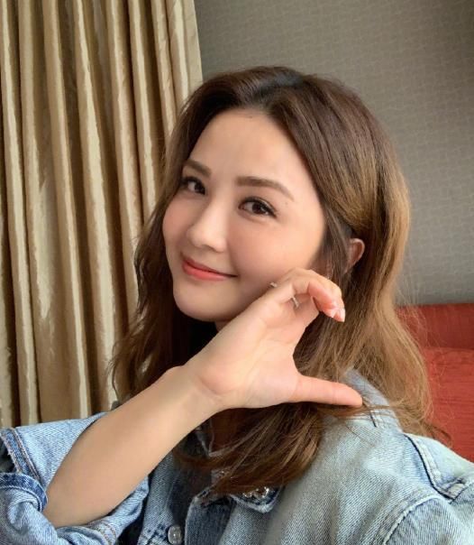 未来|蔡卓妍疑似好事将近，为未来小姑子庆生献吻，两人关系好到像闺蜜