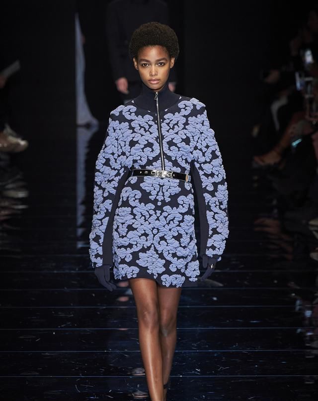  身姿|Sportmax展现女性妙曼身姿略带甜美感的剪裁与不对称美学打破刻板