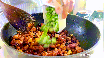 让鸡肉|经典川菜辣子鸡,4个鸡腿做一盘,下酒又下饭,看的流口水