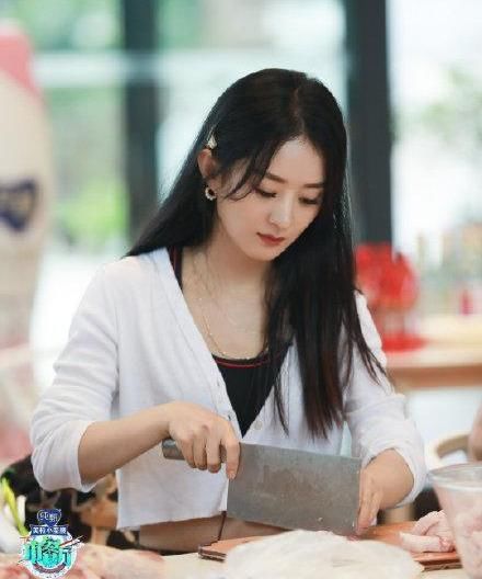  赵丽颖|没有感情的机器人!赵丽颖切肉切到手抖,穿厨师服秒变五星级大厨