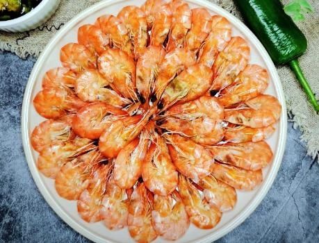  紧致|做水煮虾，冷水下锅还是开水下锅？做对了，虾肉鲜嫩紧致有弹性