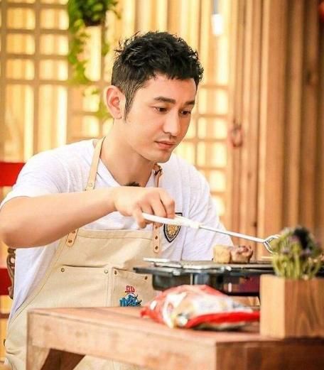  细节|黄晓明不靠颜值靠才华，主持节目这一细节被赞超专业！