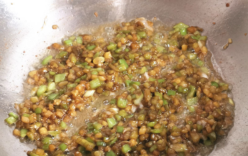 孩子|茄子的新吃法,在外面吃不到,做成馅料比肉香,出锅全家人抢着吃