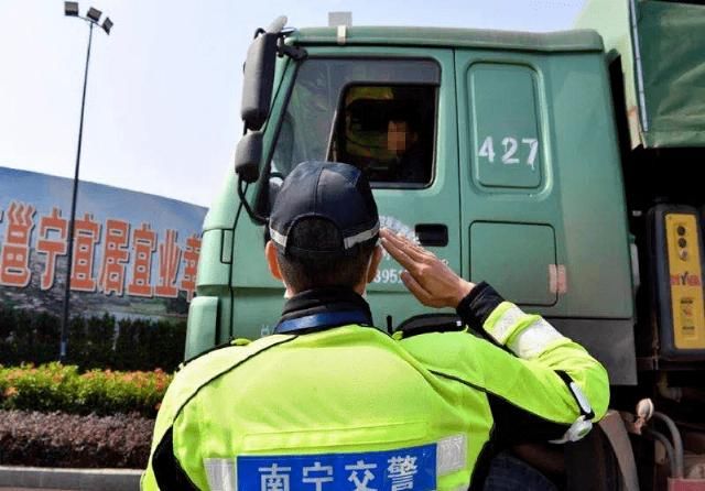 志愿服务活动|创建全国文明城市|南宁:“志愿红”照亮城市文明