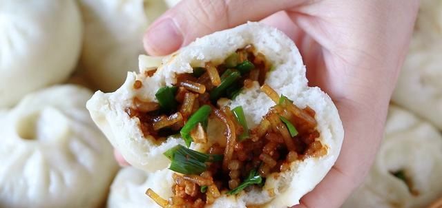  翠绿|韭菜素包子，还是这做法最好吃，韭菜翠绿不变色，松软鲜嫩超解馋