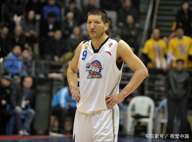  帅气|45岁巴特尔身价千万，55岁娇妻风韵犹存，女儿漂亮儿子帅气