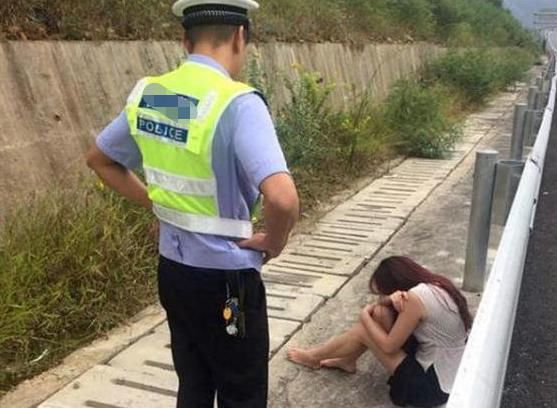  妻子|女子高速抢夺方向盘，被老公一脚踹下车，网友：换我也踹