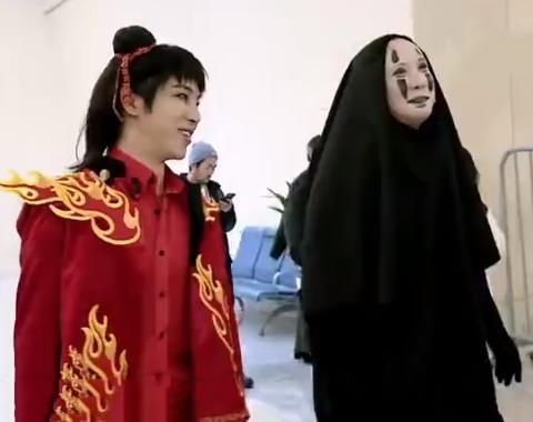 男路|华晨宇带“无脸腾”逛超市时,男路人的反应亮了,像极了逃难的我