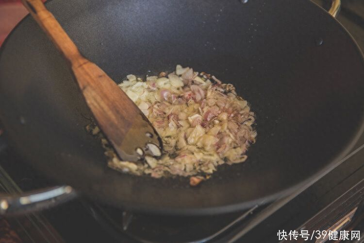 肠癌患者能吃洋葱吗(55岁男子，肠癌中期，坚持每天生吃洋葱抗肿瘤，半年后身体如何？)