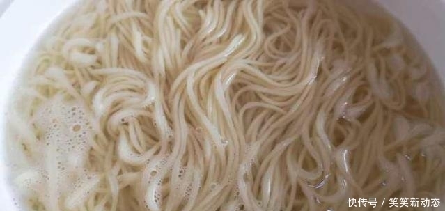 简单|面条又出新做法,简单美味,好吃到放不下筷子,爱吃面条的看过来