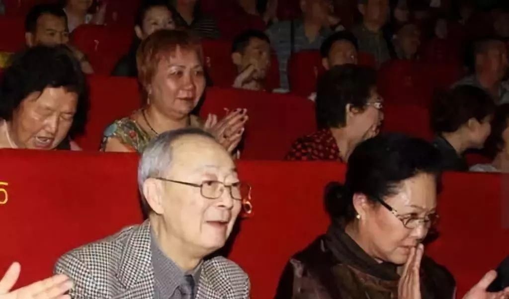  出门|70岁斯琴高娃曾遭8年家暴，如今出门靠轮椅