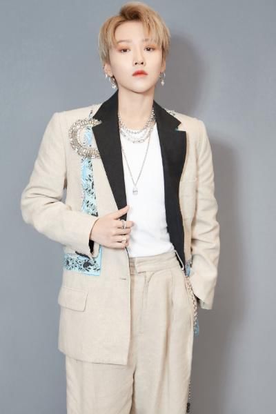 西装|THE9发布会现场直拍,刘雨昕西装虞书欣长裙,孔雪儿大波浪撑门面