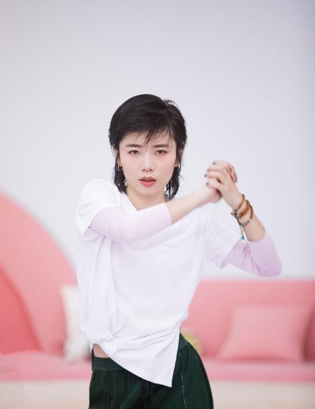  李伟|浙江台主持人曝许飞曾经耍大牌，称不红是应该的，却被吐槽蹭热度