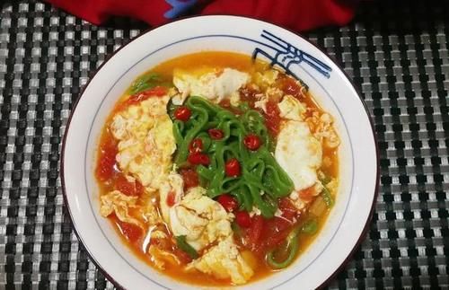 蛋花|西红柿蛋花菠菜面:面条碧绿筋道,好吃营养