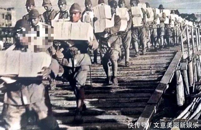  滚成|日军侵略中国时的真实照片：在农田钓到大鱼，在草堆里滚成一片