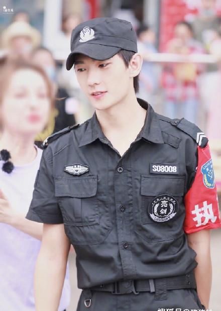  录制|杨洋保安造型录制综艺，要和迪丽热巴主演《你是我的荣耀》？