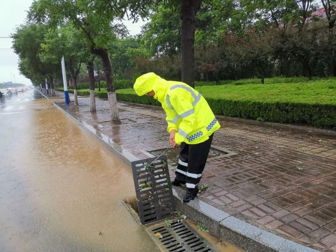  风雨|烟台交警，风雨中的逆行者！