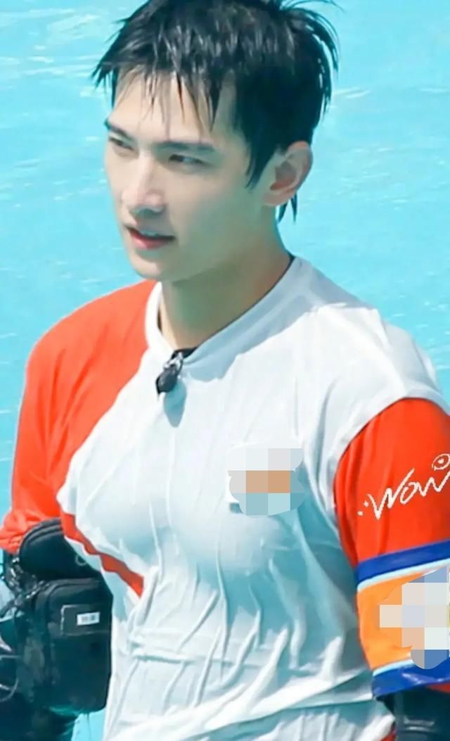  杨洋|杨洋新综艺路透，泳池湿身胸肌惹人爱，这综艺会爆吗