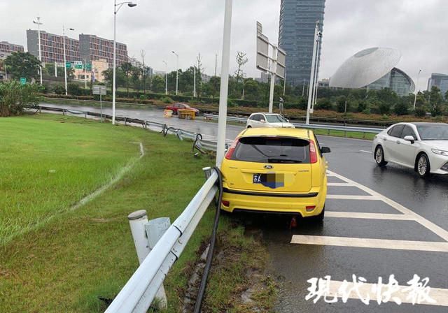  高速公路上|高速匝道行驶遭遇“水上漂”，轿车失控连续转圈撞上两侧护栏