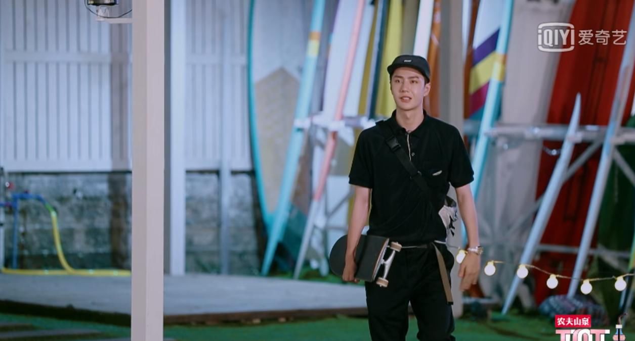  王一博|直男王一博《夏日冲浪店》，3个细节成为全场焦点，不愧宝藏男孩