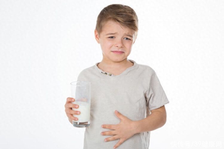 牛奶中全是防腐剂，有毒还致癌？真正要少喝的是这4种“假牛奶”