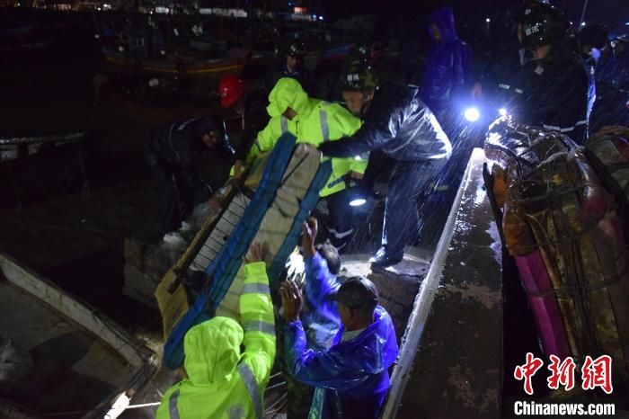 苦劝|台风“黑格比”来袭 浙江苍南民警苦劝渔船滞留者上岸