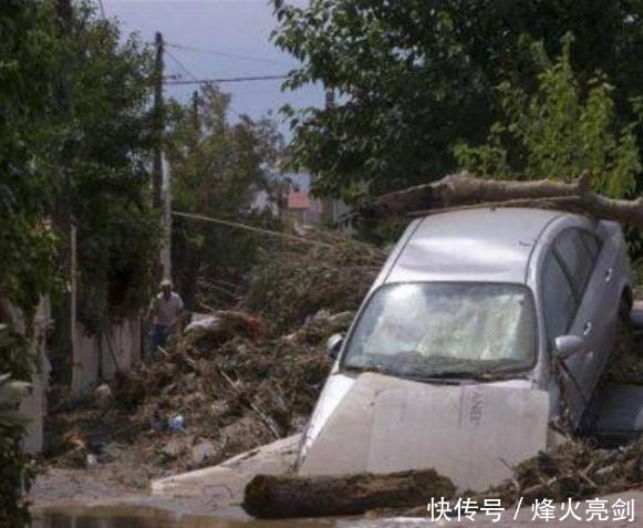  住处|噩梦来袭，一坏消息致居民住处一片狼藉，民众：这场面30年未见