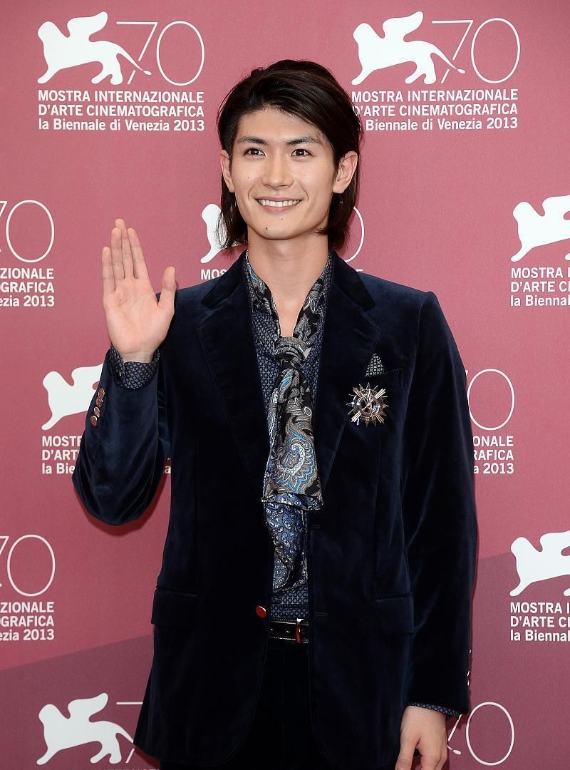  强忍|强忍挚友三浦春马骤逝城田优演唱哭红双眼