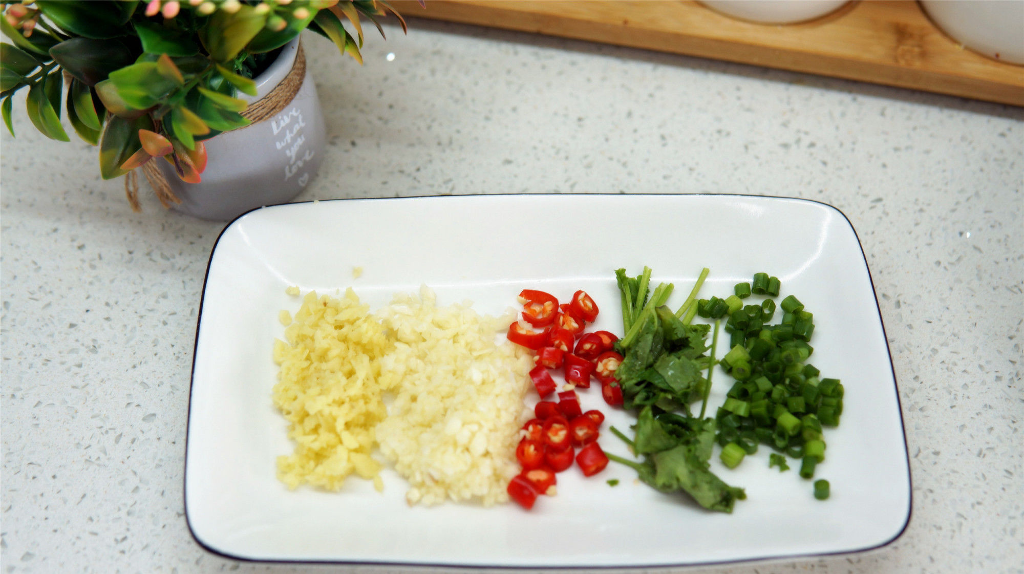 饭店|切松花蛋,直接用刀切就错了,饭店后厨这样做,溏心蛋也能切整齐