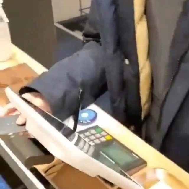  前送|Instiz热帖：持有现代黑卡却依然穿粉丝几年前送的衣服的防弹金硕珍