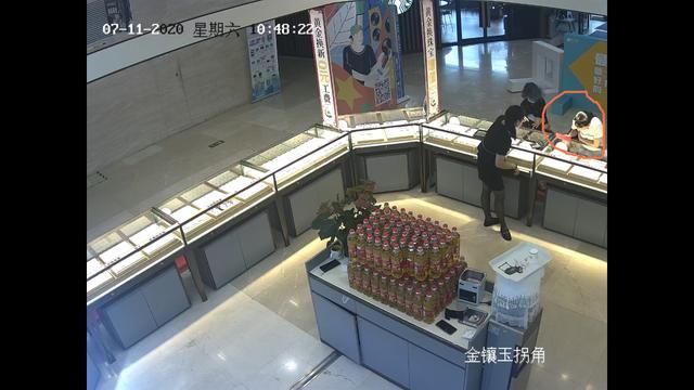 枚金镶玉戒|一姑娘商场逛街，逛着逛着就把手伸进了裙子里……