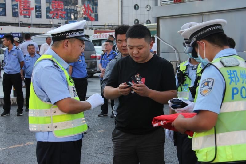 执法|郑州交警三大队开展火车站地区交通治理联合执法