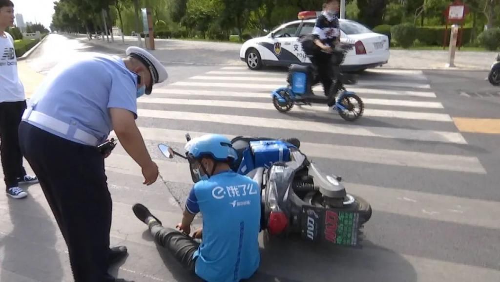  行经|【鸿胜出警】行经路口未减速慢行惹事故！