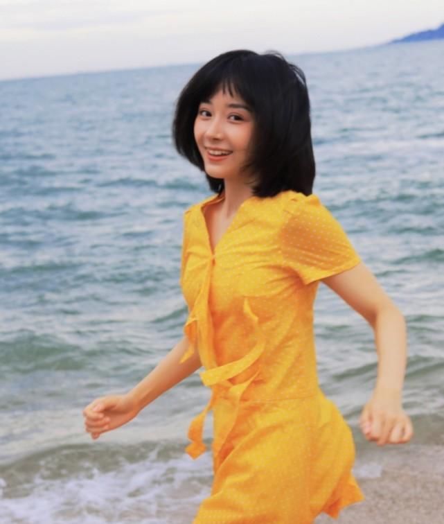  连衣裙|“姜小果”现身海边, 穿“蜂蜜裙”奔跑那刻, 凹出“漫画腰”太绝