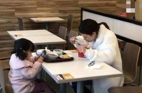 会让孩子|母女俩服务区用餐，路人的一段“偷拍”火了，网友：这孩子养废了