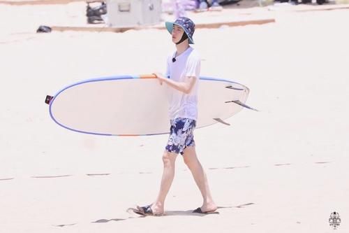  夏日|宝藏综艺《夏日冲浪店》，王一博陪你海上冲浪，只有相爱没有相杀