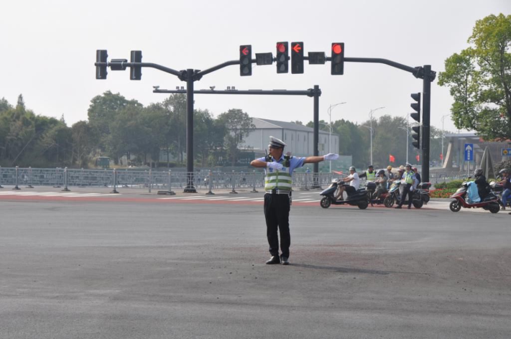 柯城交警大|创文有你 文明有礼 | 柯城交警烈日下坚守创文一线