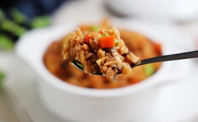  伏天|伏天别炒菜了，学会这个懒人焖饭，有菜有肉有饭，太适合懒人了！