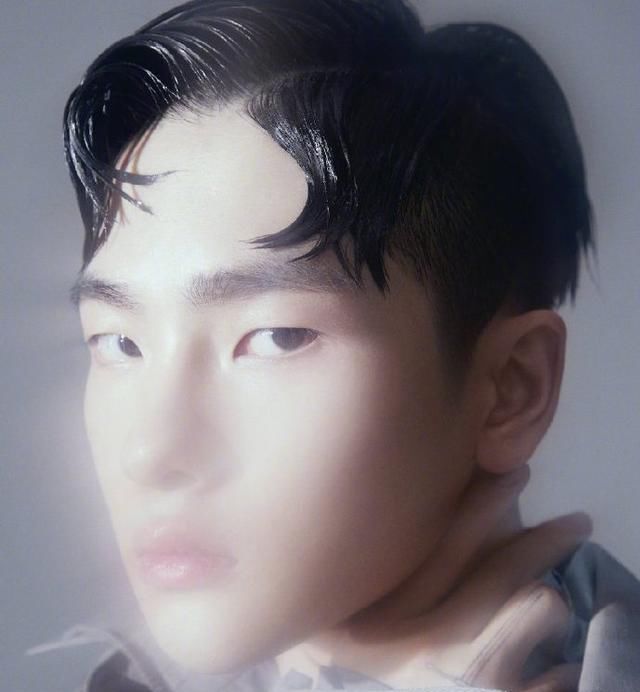  独特|周震南油头花衫造型新颖帅气，在变幻的光影下展现出独特的魅力