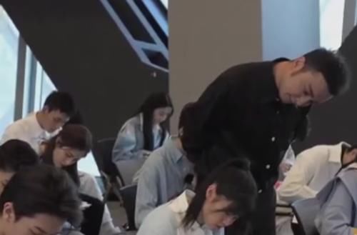  发福|54岁鞠萍现身《华彩少年》，身材发福不少，与周涛不像同龄人