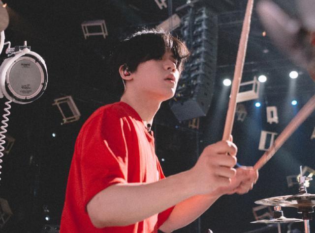 蛇形|明日之子庆功宴选手喝倒一大片,哈拉木吉蛇形走位,鞠翼铭被扛起