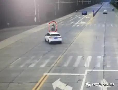  闯红灯|醉驾摩托闯红灯酿事故，不戴头盔伤自身！