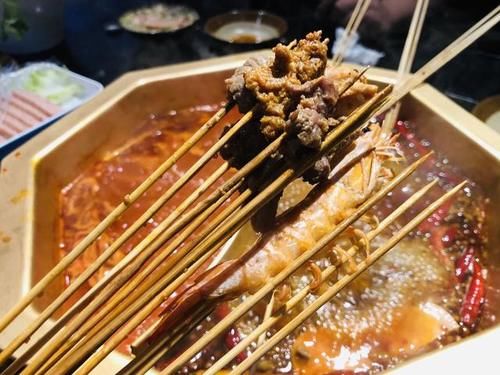 聚餐|和小伙伴在北京这家有名的串串香聚餐，猜猜3个人吃了多少串？