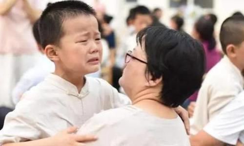 乘客|男孩公交车上多次故意踢踹乘客，教育无效后，男子的反击太残忍