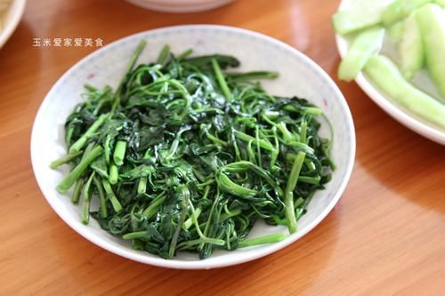  抠门|晒晒农村聚餐家宴，6菜1汤15个人吃，网友：抠门，菜太少，不够吃