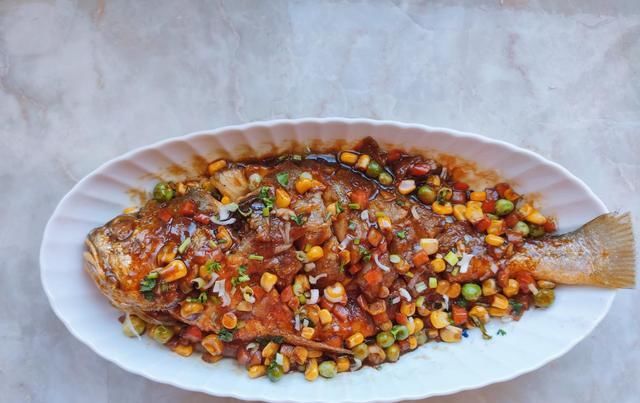  大黄鱼|红烧鱼这样做，鲜香无腥味，解馋又下饭，全家人都抢着吃