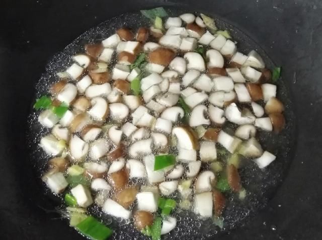  早餐|三伏天的早餐，就馋这碗香菇面，鲜美营养，好吃开胃，几分钟搞定